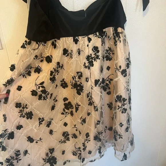 Black & Nude Floral Dress (Size M) NWT - Picture 5 of 7